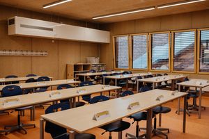 Ein Klassenzimmer in einer Schule mit Tischen und Bänken