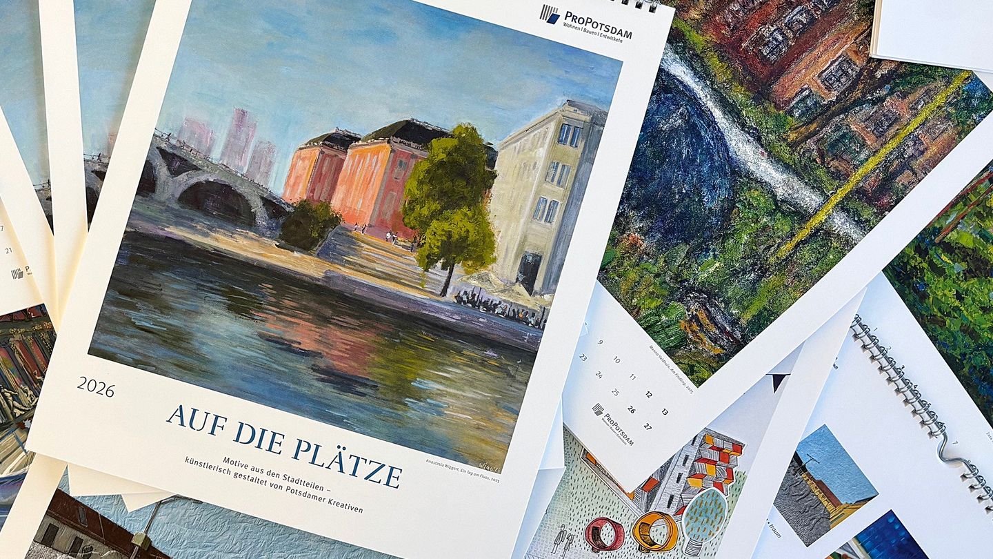 Viele Kalender liegen quer verteilt auf einem Tisch. Ganz oben liegen 3 geschlossene Kalender fächerförmig angeordnet.