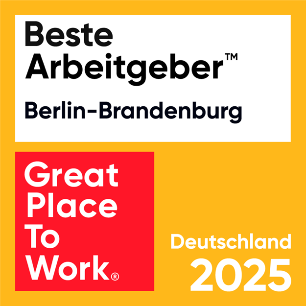 Beste Arbeitgeber Berlin-Brandenburg‘ von Great Place To Work, Deutschland 2025, mit schwarzer und weißer Schrift auf gelbem Hintergrund und rotem Logo