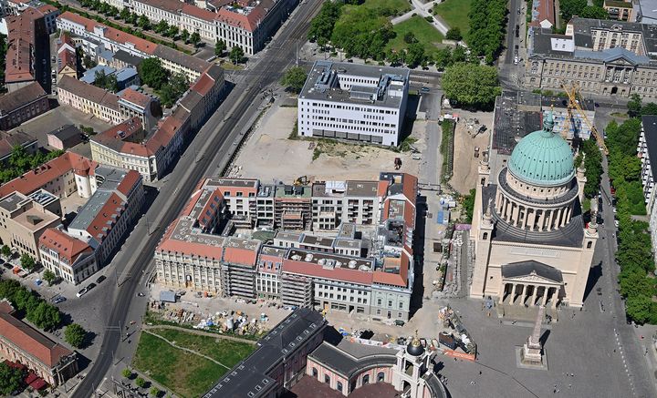 Luftaufnahme mit Blick auf Kirche und Kuppel und städtischen Platz