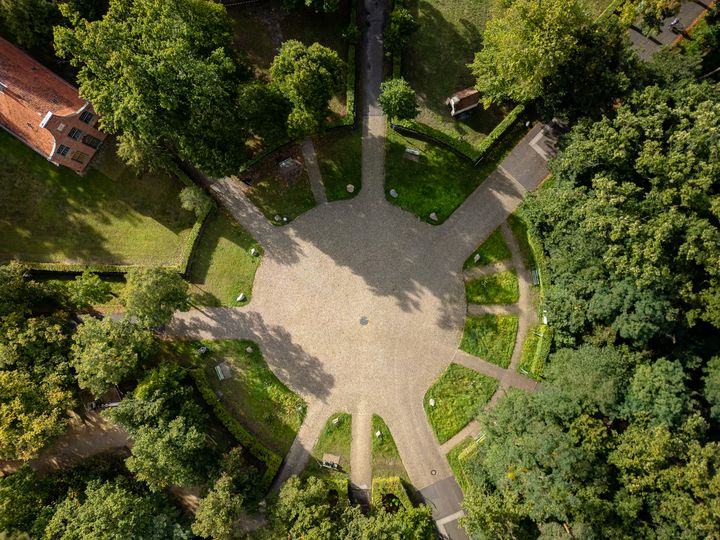 Ein Luftbild von oben auf einen sternförmigen Weg und Bäume