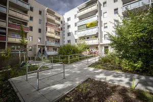 Blick in den Innenhof auf die modernisierten Wohnungen im Hertha-Thiele-Weg