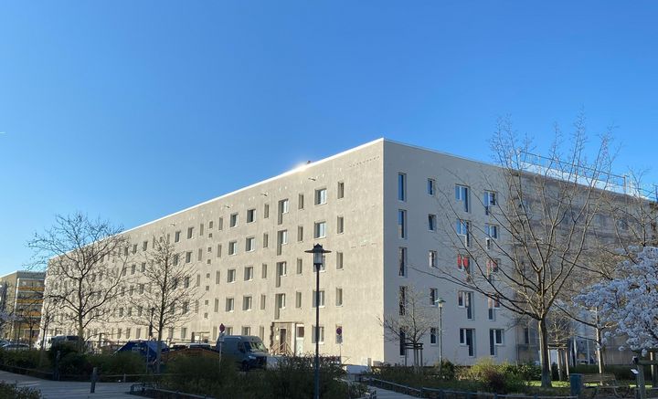 Schöne neue Fassade im Hertha-Thiele-Weg Blick auf eine sanierte Wohnhausfassade im Hertha-Thiele-Weg. Die Fassade ist hell und modern.