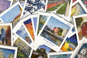 Aufruf ProPotsdam-Kunstkalender 2027 (c) Pauline Oppenberg Auf dem Foto sind viele verschiedene übereinanderliegende Kunstkalender zu sehen.