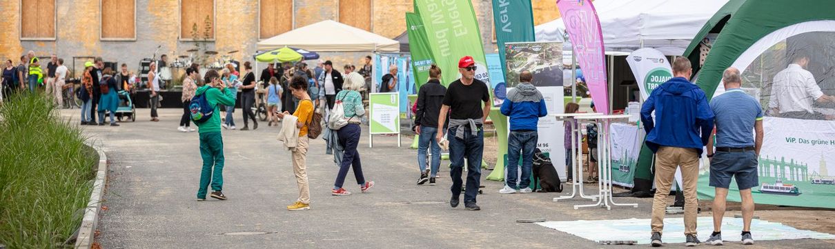 Ein Straßenfest mit Infoständen in Krampnitz