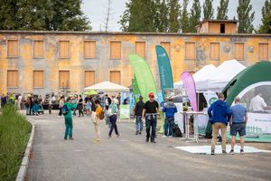 Ein Straßenfest mit Infoständen in Krampnitz