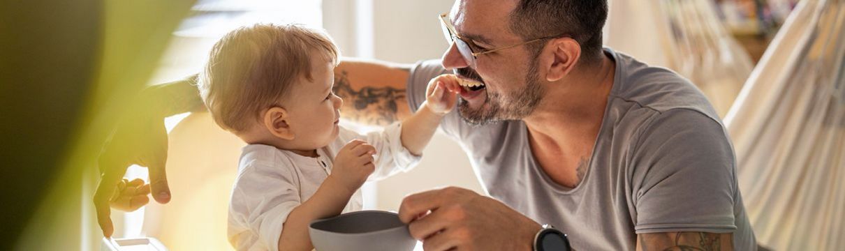 Ein Vater und sein Kleinkind interagieren miteinander