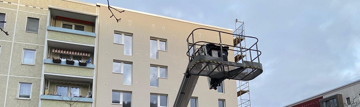 Baukrahn und Baufahrzeug von einem Wohngebäude