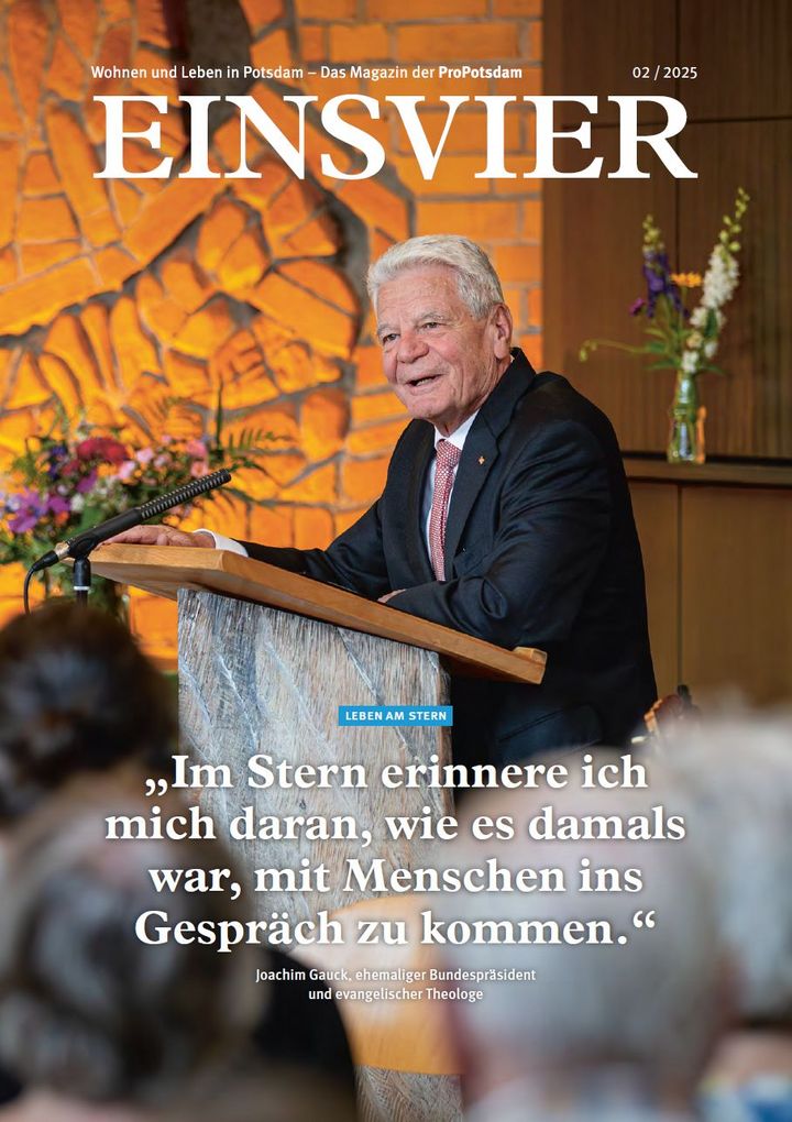 Ein Mann steht in einer Kirche an der Kanzel und redet zum Publikum.