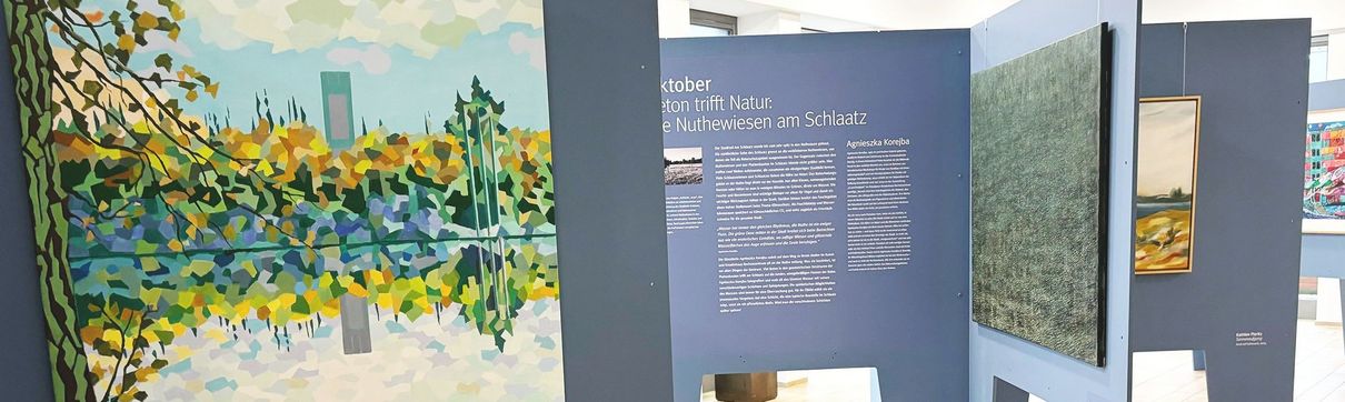 Ansicht der Ausstellung mit Bildern des ProPotsdam-Kunstkalenders 2025