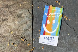 Ein Flyer liegt auf der Straße.