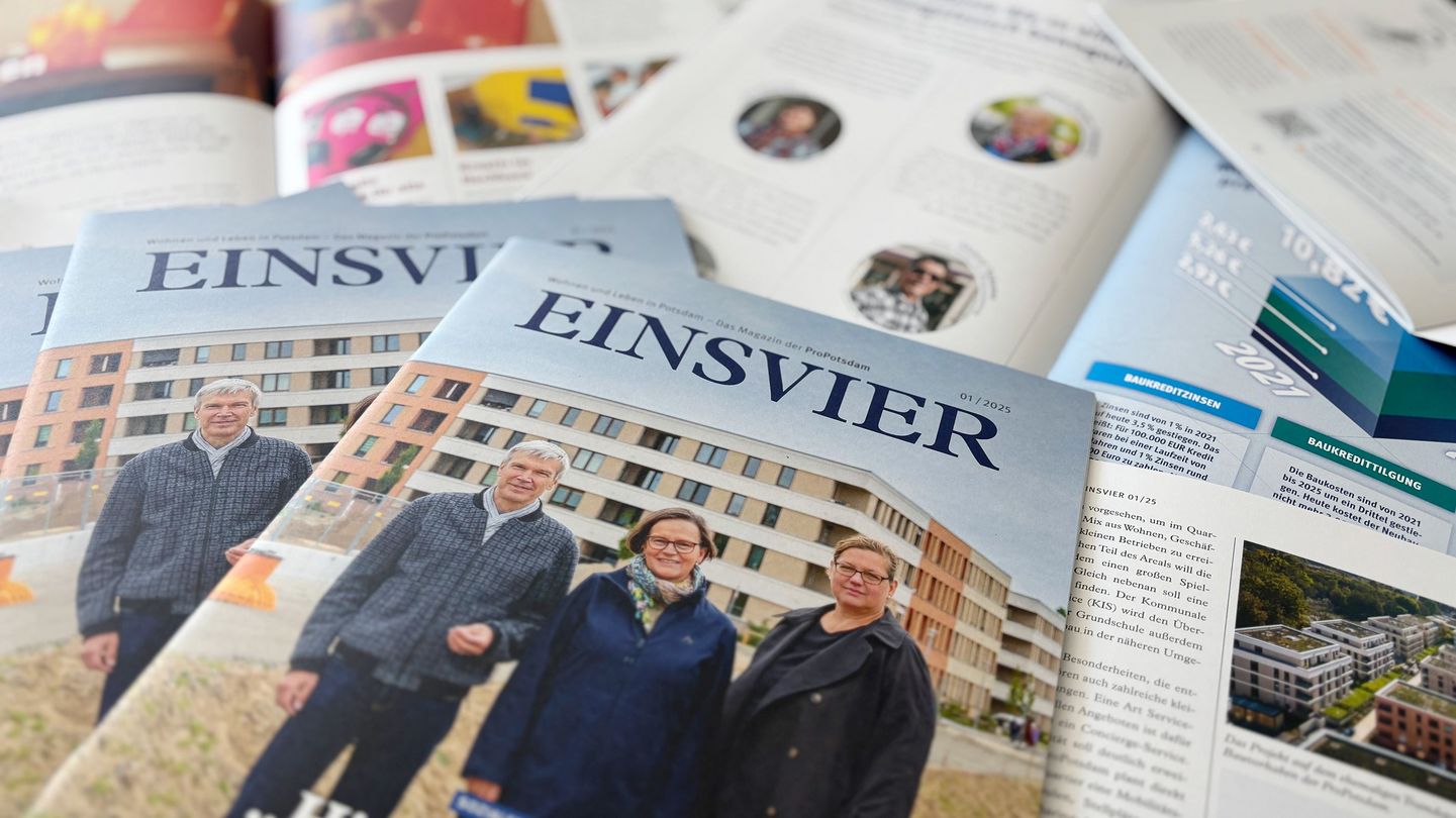 Ein Stapel an bunten Magazinen